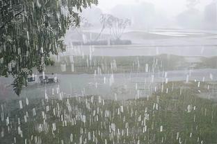 ?梅州vs海港因暴雨预警延期，特大暴雨没来，广场舞大妈来了